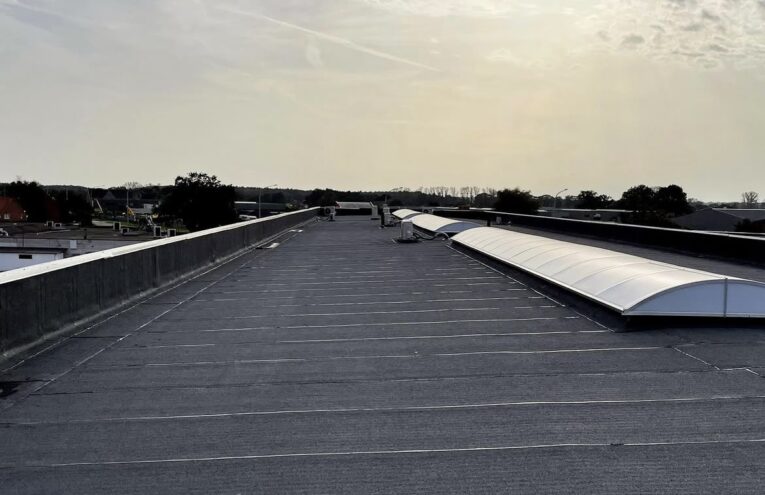Toiture plate avec lanterneau et étanchéité réalisée dans le Nord de la France