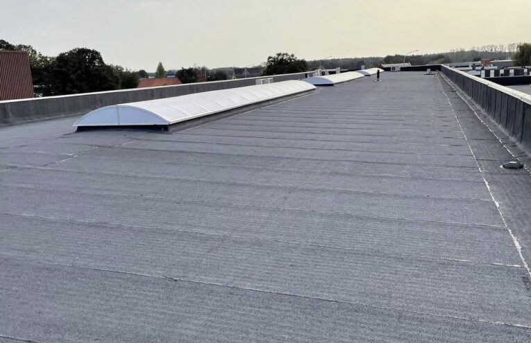 Étanchéité de toiture plate avec plusieurs lanterneaux réalisée dans le Nord de la France