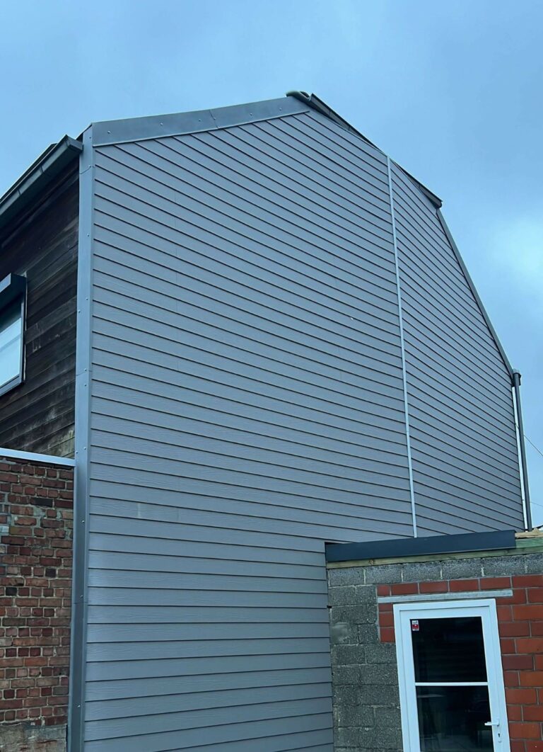 Bardage extérieur sur façade de maison réalisé pour particulier dans le Nord de la France