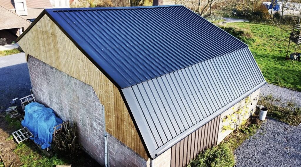 Bardage extérieur sur bâtiment professionnel réalisé dans le Nord de la France