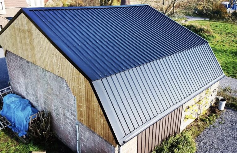 Bardage extérieur sur bâtiment professionnel réalisé dans le Nord de la France