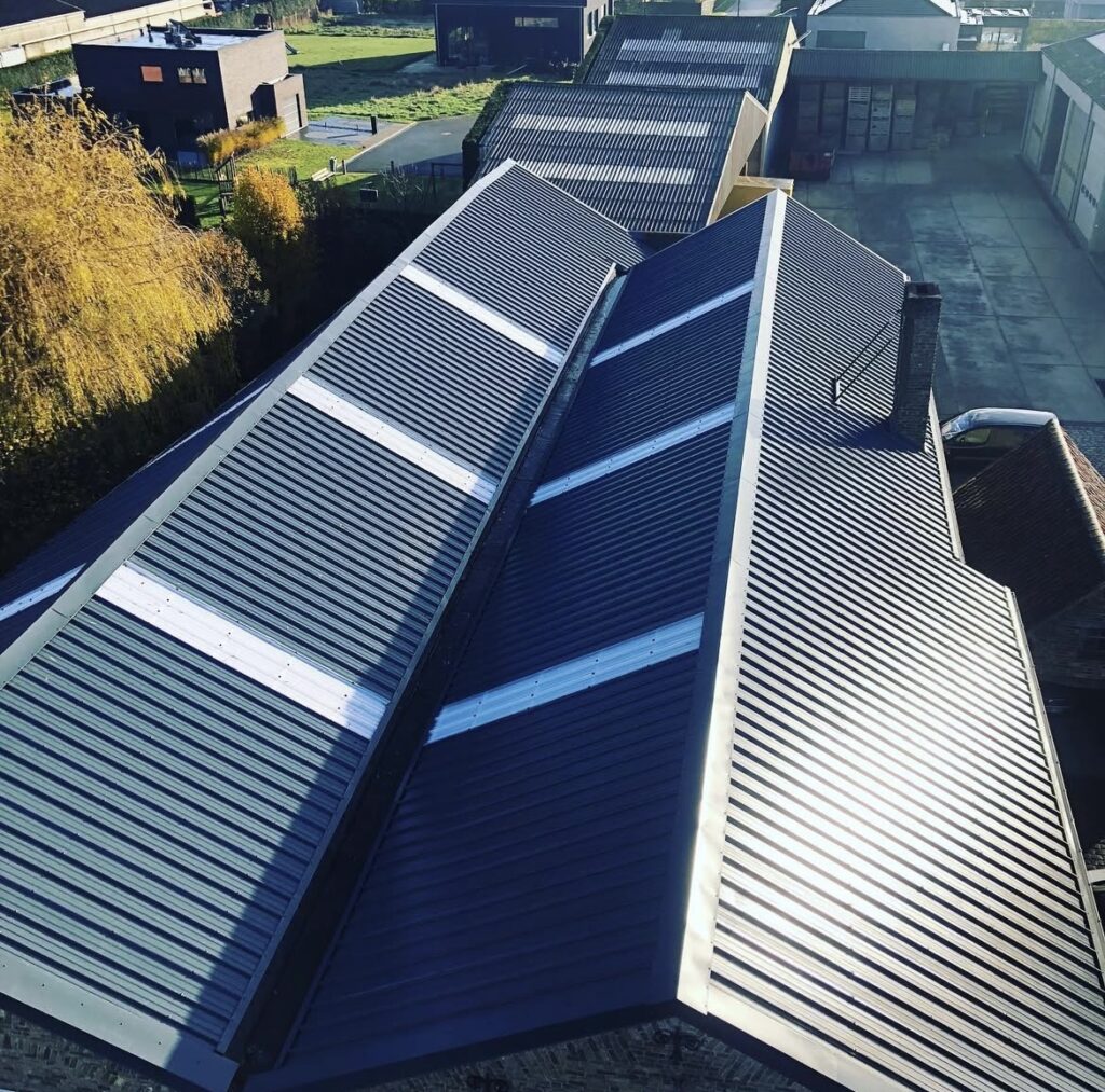 Bardage industriel sur façade de bâtiment réalisé dans le Nord de la France