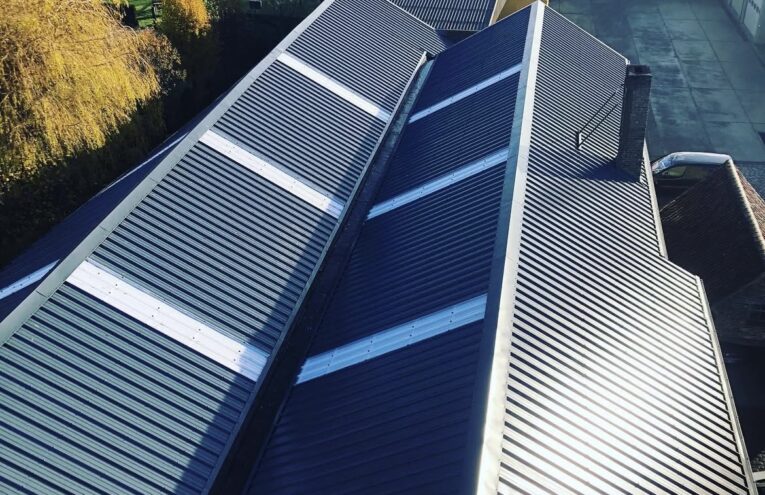 Bardage industriel sur façade de bâtiment réalisé dans le Nord de la France