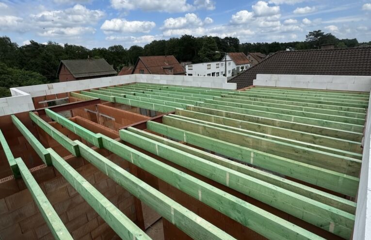 Pose de tuiles sur toiture réalisée par un couvreur professionnel dans le Nord de la France près de Lille