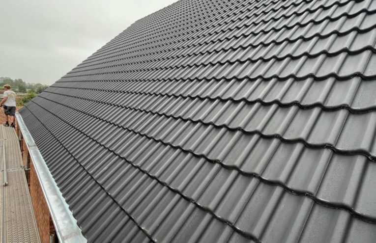 Structure de toiture en bois en cours d'installation par un couvreur dans le Nord de la France près de Lille