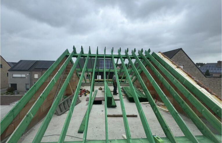 Charpente de toiture en bois en construction réalisée par un couvreur professionnel dans le Nord de la France près de Lille