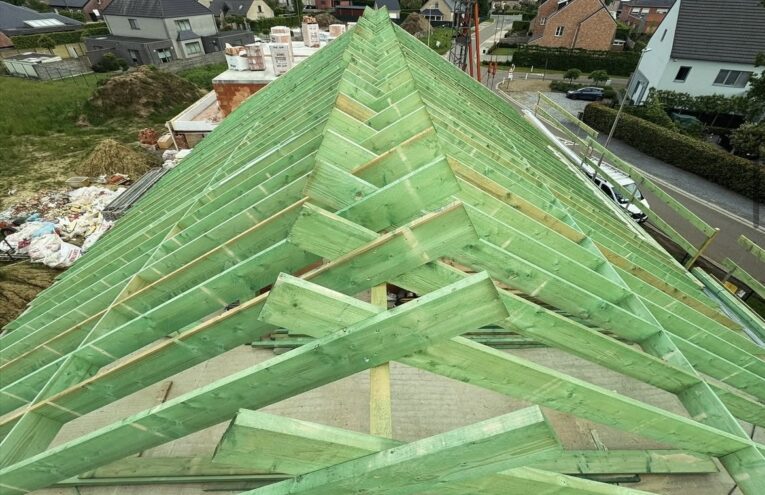 Charpente de toiture en bois en cours d'installation par un couvreur dans le Nord près de Lille
