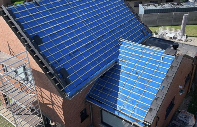 Pose de sous-toiture et préparation de couverture par un couvreur dans le Nord près de Lille