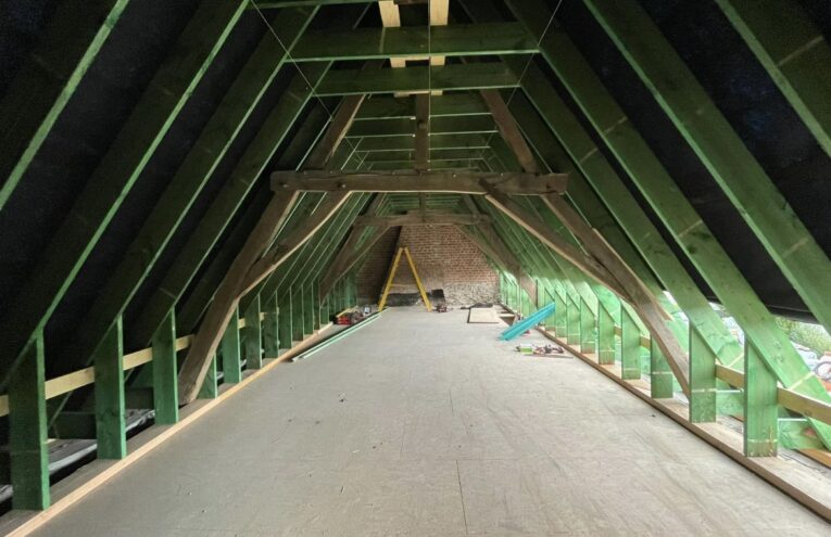 Toiture en tuiles réalisée par un couvreur professionnel dans le Nord de la France près de Lille