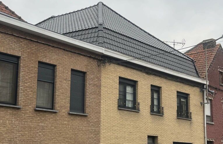Pose de tuiles sur toiture par un couvreur professionnel dans le Nord de la France près de Lille