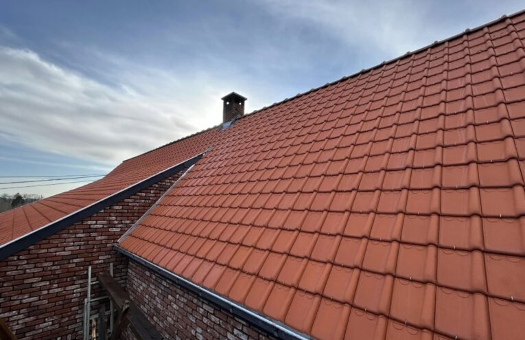 Toiture en tuiles rouges installée par un couvreur dans le Nord de la France près de Lille