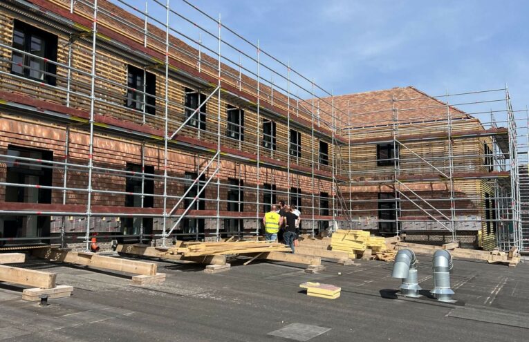 Travaux de toiture sur une école réalisés par un couvreur professionnel dans le Nord de la France