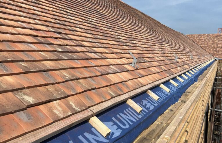 Rénovation de toiture d’une école réalisée par un couvreur professionnel dans le Nord de la France