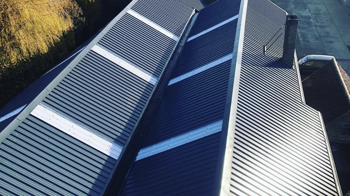 Couverture industrielle en bac acier réalisée par un couvreur professionnel dans le Nord de la France