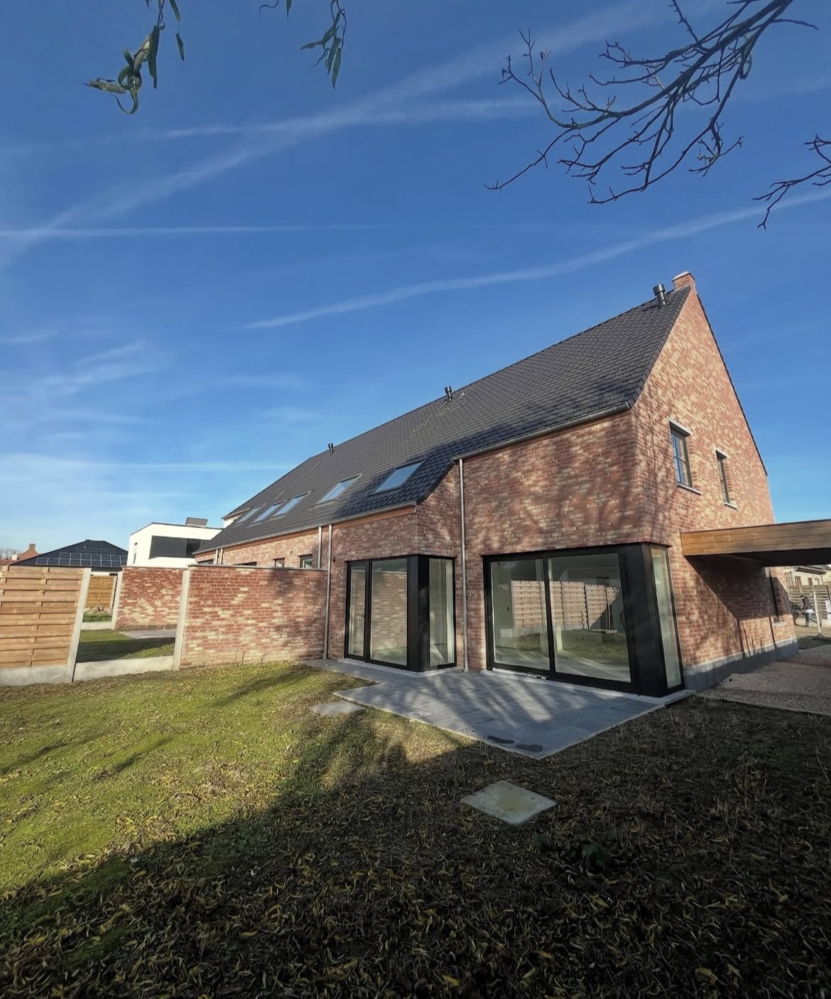 Maison avec toiture moderne réalisée par un couvreur professionnel dans le Nord de la France près de Lille