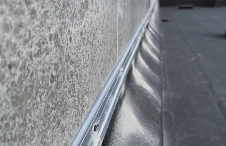 Finition d'étanchéité sur acrotère de toiture plate réalisée sur maison dans le Nord de la France