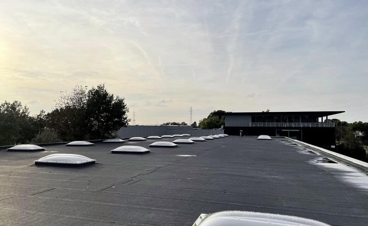 Étanchéité de toiture plate industrielle réalisée dans le Nord de la France