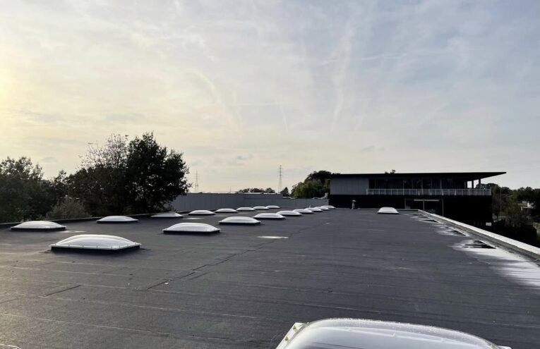 Étanchéité de toiture plate industrielle réalisée dans le Nord de la France