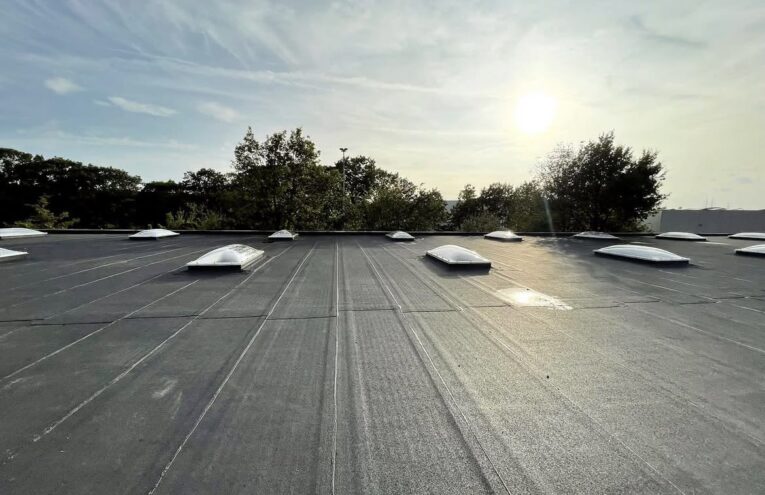 Étanchéité de toiture plate réalisée sur bâtiment dans le Nord de la France