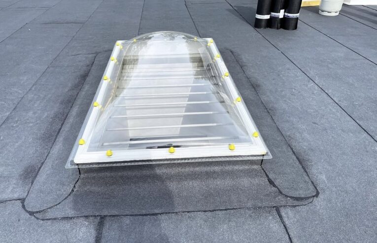 Installation d’un lanterneau sur toiture plate avec étanchéité dans le Nord de la France