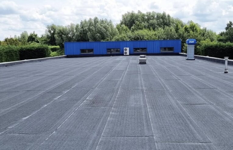 Plateforme de toiture plate industrielle avec étanchéité dans le Nord de la France