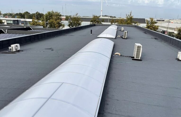 Toiture plate industrielle avec lanterneaux réalisée dans le Nord de la France