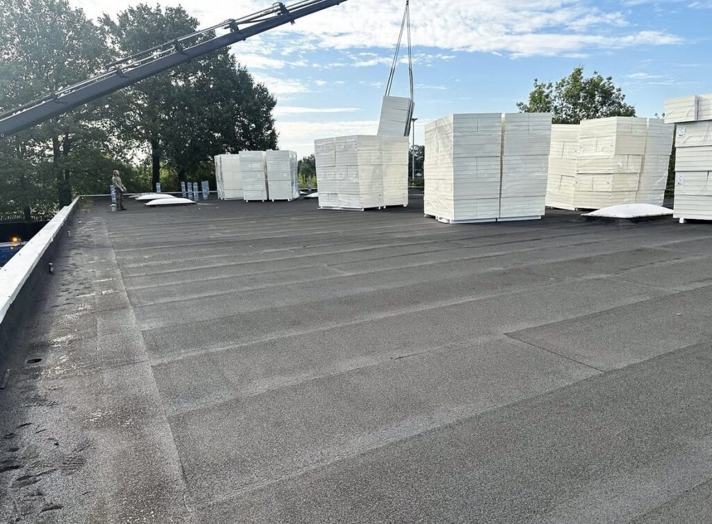 Isolation de toiture plate sur bâtiment professionnel réalisée dans le Nord de la France