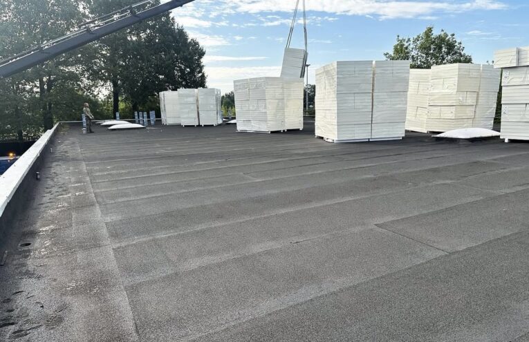Isolation de toiture plate sur bâtiment professionnel réalisée dans le Nord de la France