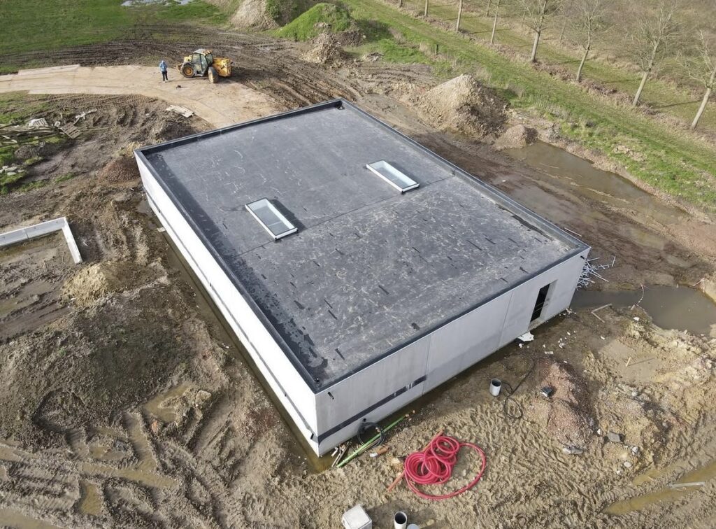 Isolation de toiture plate industrielle réalisée sur bâtiment professionnel dans le Nord de la France