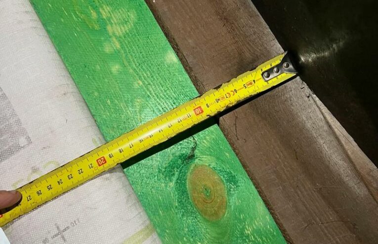 Mesure de l'épaisseur d'isolation de toiture réalisée dans le Nord de la France