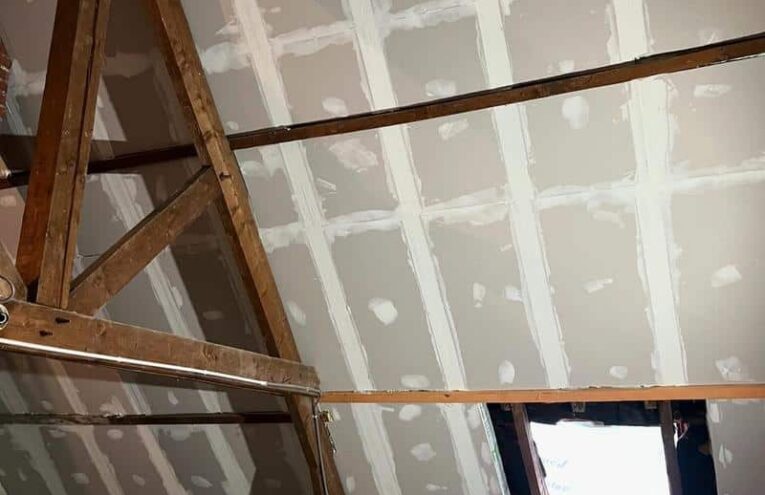 Isolation sous toiture réalisée dans les combles d'une maison dans le Nord de la France