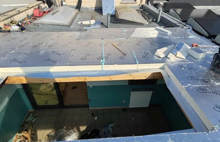 Travaux d'isolation de toiture en cours de chantier dans le Nord de la France