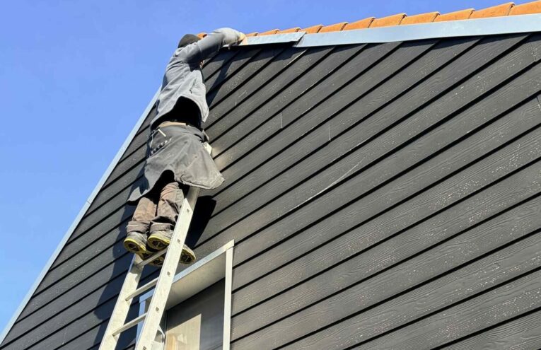 Réparation de bardage de façade sous toiture réalisée par un couvreur dans le Nord de la France