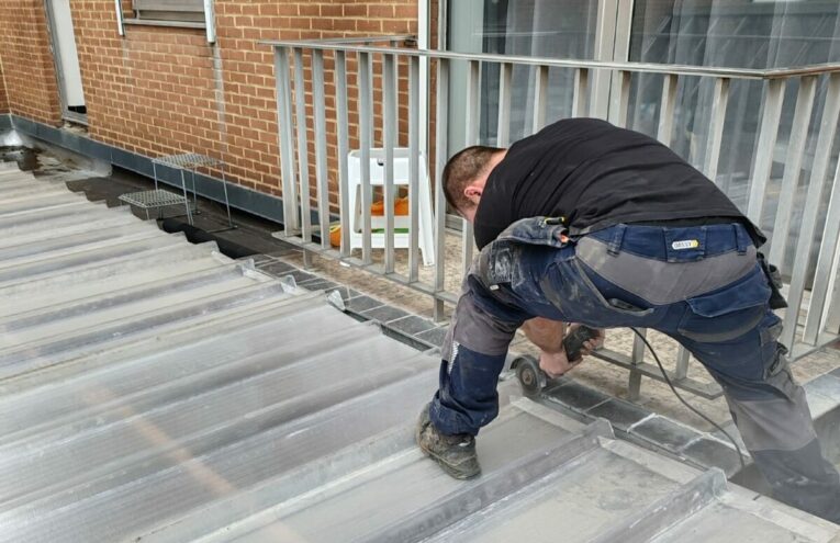 Réparation de toiture en bac acier sur terrasse réalisée par un couvreur dans le Nord de la France