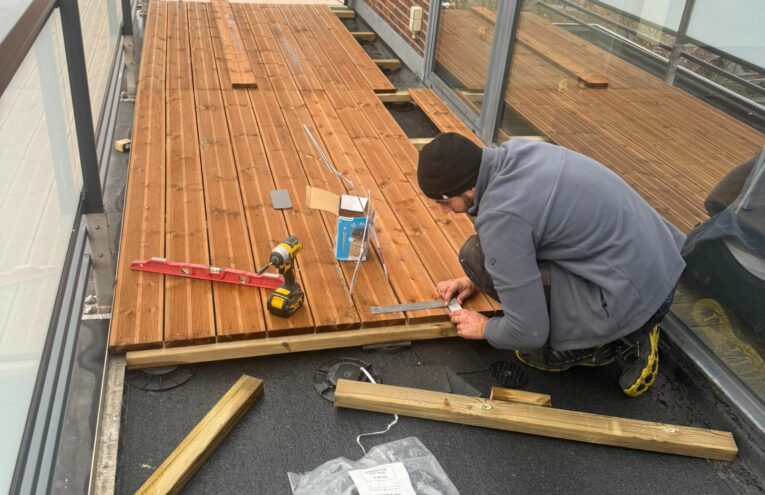 Réparation et remise en état d’une terrasse toiture plate avec platelage bois.