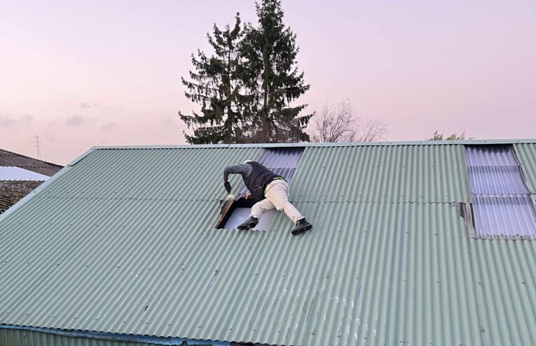 Réparation de toiture en bac acier réalisée par un couvreur dans le Nord de la France