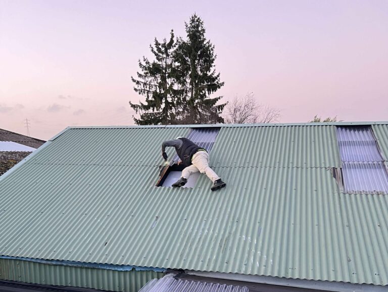Réparation de toiture en bac acier réalisée par un couvreur dans le Nord de la France