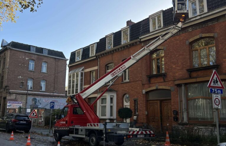 Réparation de toiture sur maison avec nacelle réalisée dans le Nord de la France