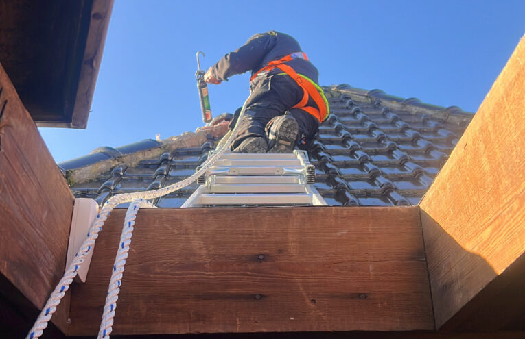 Réparation de toiture en tuiles réalisée par un couvreur dans le Nord de la France