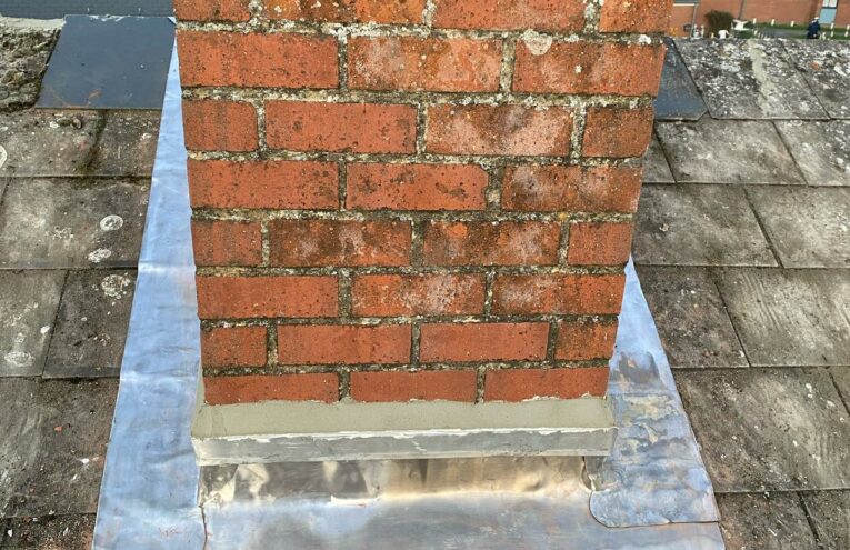 Réparation de solin de cheminée en zinc réalisée dans le Nord de la France