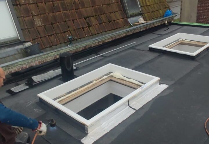 Réparation de toiture plate avec lanterneaux réalisée dans le Nord de la France