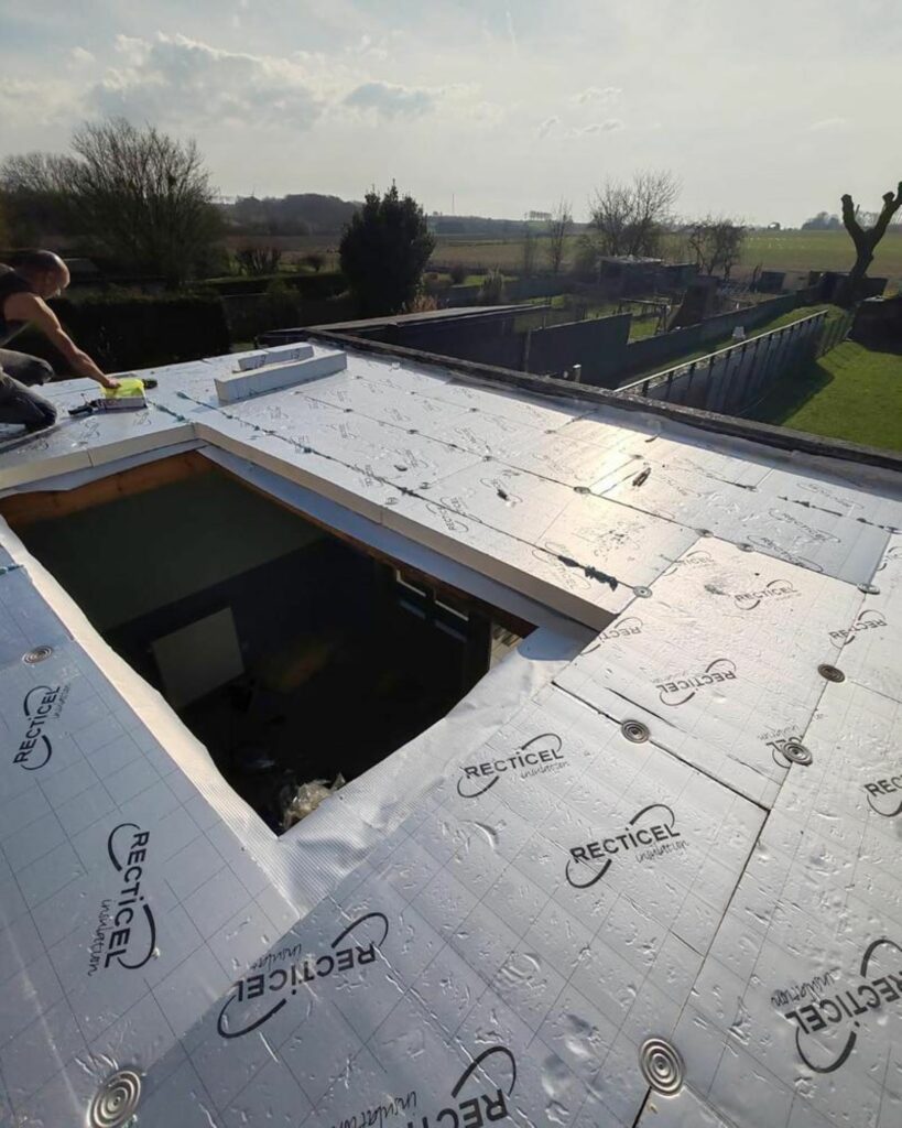 Isolation de toiture plate réalisée par un couvreur à Douai