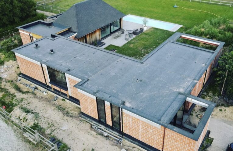 Étanchéité de toiture plate réalisée sur une maison par un professionnel dans le Nord de la France