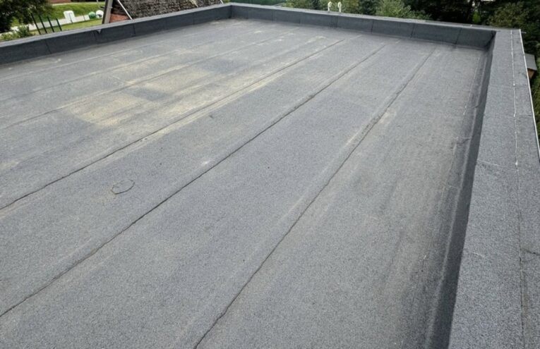 Étanchéité d'une plateforme de toiture plate réalisée par un spécialiste dans le Nord de la France