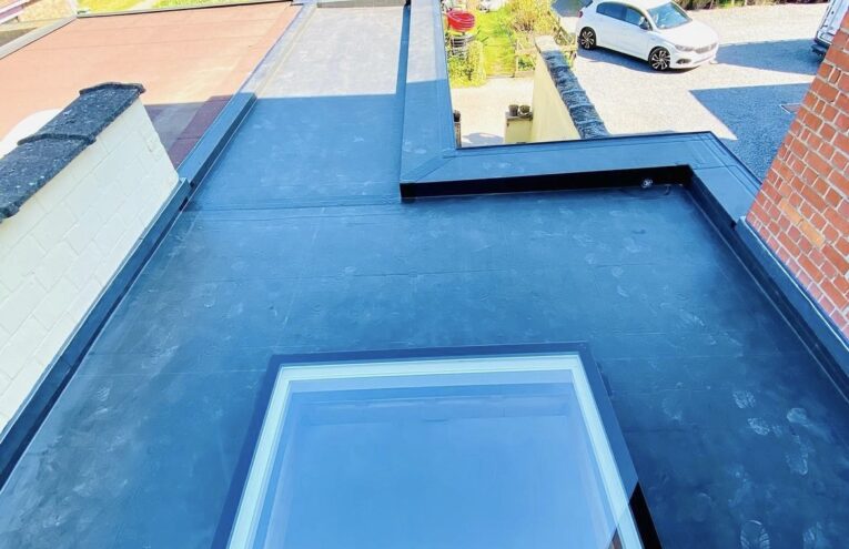 Étanchéité de toiture plate avec lanterneau réalisée par un couvreur dans le Nord de la France