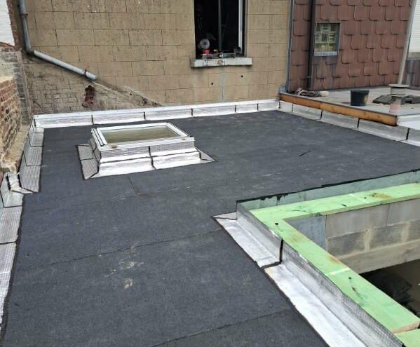 Étanchéité autour d'un lanterneau sur toiture plate réalisée dans le Nord de la France