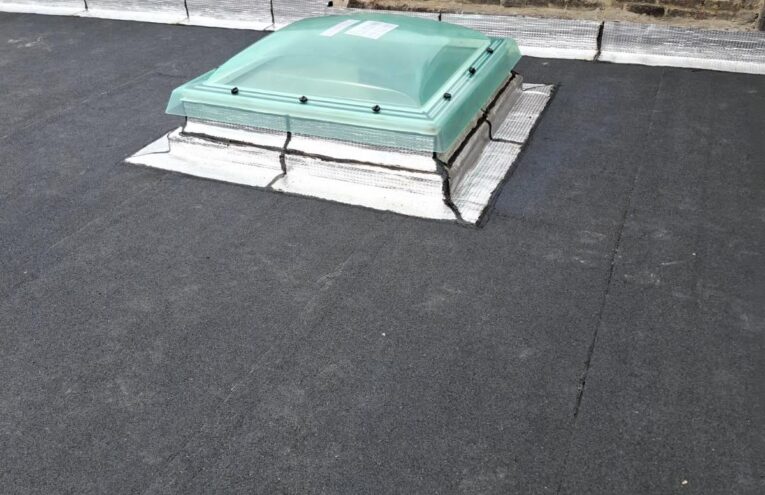 Détail d'étanchéité de toiture plate avec lanterneau réalisé dans le Nord de la France