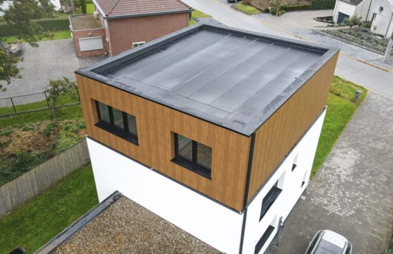 Étanchéité de toiture plate sur maison moderne réalisée dans le Nord de la France