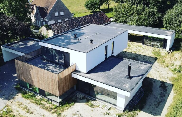 Toiture plate étanche sur maison contemporaine réalisée dans le Nord de la France