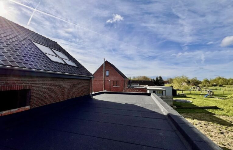 Pose d'une membrane d'étanchéité sur toiture plate réalisée dans le Nord de la France